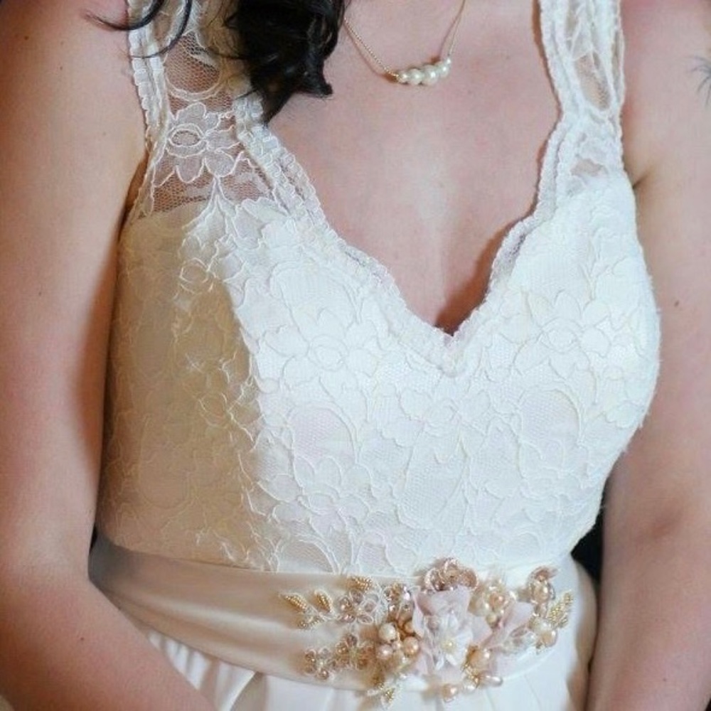 Wedding dress - Picture 2 of 9